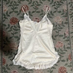 Gorgeous vintage white lace lingerie mini slip
ruffle lace hem Lily of France 🤍✨
